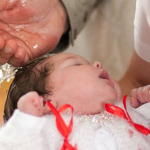 https://imgix.femina.dk/media/websites/mama/baby/baptismprim.jpg