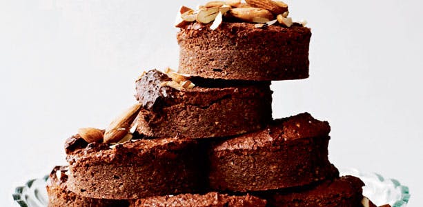 https://imgix.femina.dk/media/websites/mama/mad/desserter/slip-slikket-sundt-slik/mandelhasselnoedkageprim.jpg