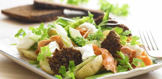 https://imgix.femina.dk/media/websites/mama/mad/retnemt/kartoffelsalatvarmroegetlaksprim.jpg