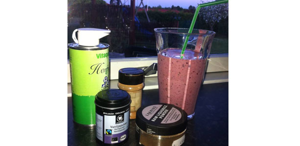 https://imgix.femina.dk/media/websites/mama/mad/sund-indefra/morgenmad/smoothie2prim.jpg