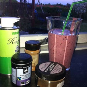 https://imgix.femina.dk/media/websites/mama/mad/sund-indefra/morgenmad/smoothie2prim.jpg