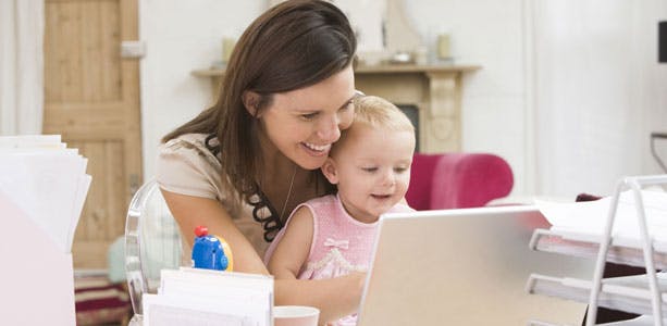 https://imgix.femina.dk/media/websites/mama/mor/kom-godt-tilbage-fra-barsel/komgodttilbagefrabarsel2-prim.jpg