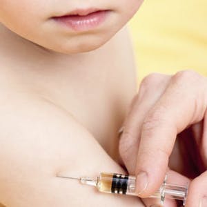 https://imgix.femina.dk/media/websites/mama/sundhed/foer-april-2013/2012-17-barn-vaccine-prim.jpg