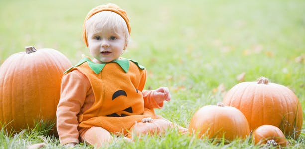 https://imgix.femina.dk/media/websites/mama/tumlinge-1-3-aar/halloween-tumling/halloweenbaby-prim.jpg