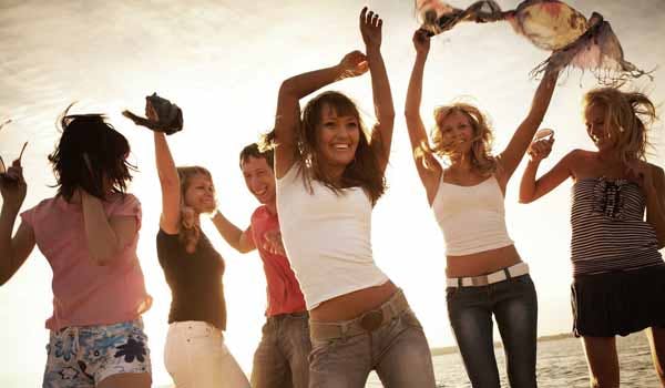 Festivalfeberen raser og der er god musik, masser af flirt og uforpligtende sex i vente for de ca. 90.000 festivalgæster på Roskilde Festival. Få fifs til sikker og fræk festival sex fra sexolog Katrine Berling