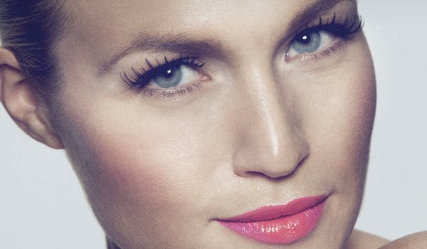 https://imgix.femina.dk/media/websites/qmag-dot-dk/website/egangsbilleder-2013/oktober/2013-42-christianes-beautybog-p.jpg