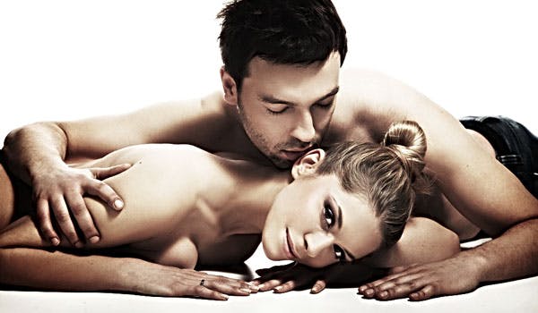 Det er en god idé at dyrke masser af sex gennem hele livet, siger eksperterne, det holder dig både ung og smuk. Læs meget mere om hvordan her.