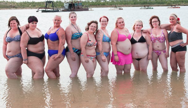 Smukke kvinder iført bikini