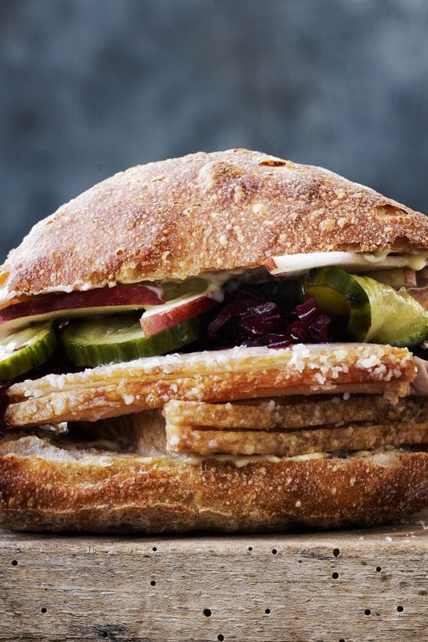 Meyers flæskestegssandwich med rødkål, svær, cornichoner og æbler