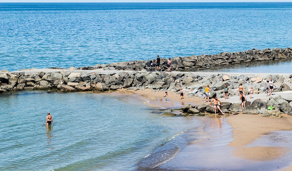 https://imgix.femina.dk/nordjylland-6-stranden-v-loenstrup-nordjylland-foto-mikkel-baekgaard.jpg