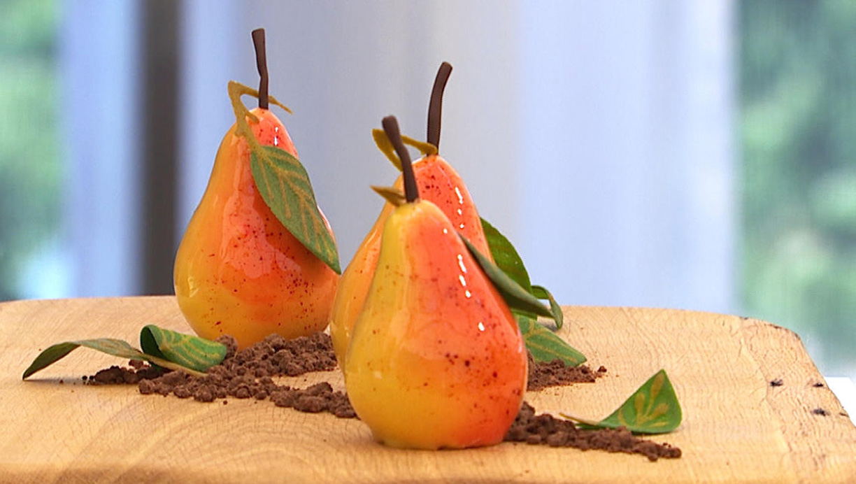 pæredessert-med-mousse-og-kompot