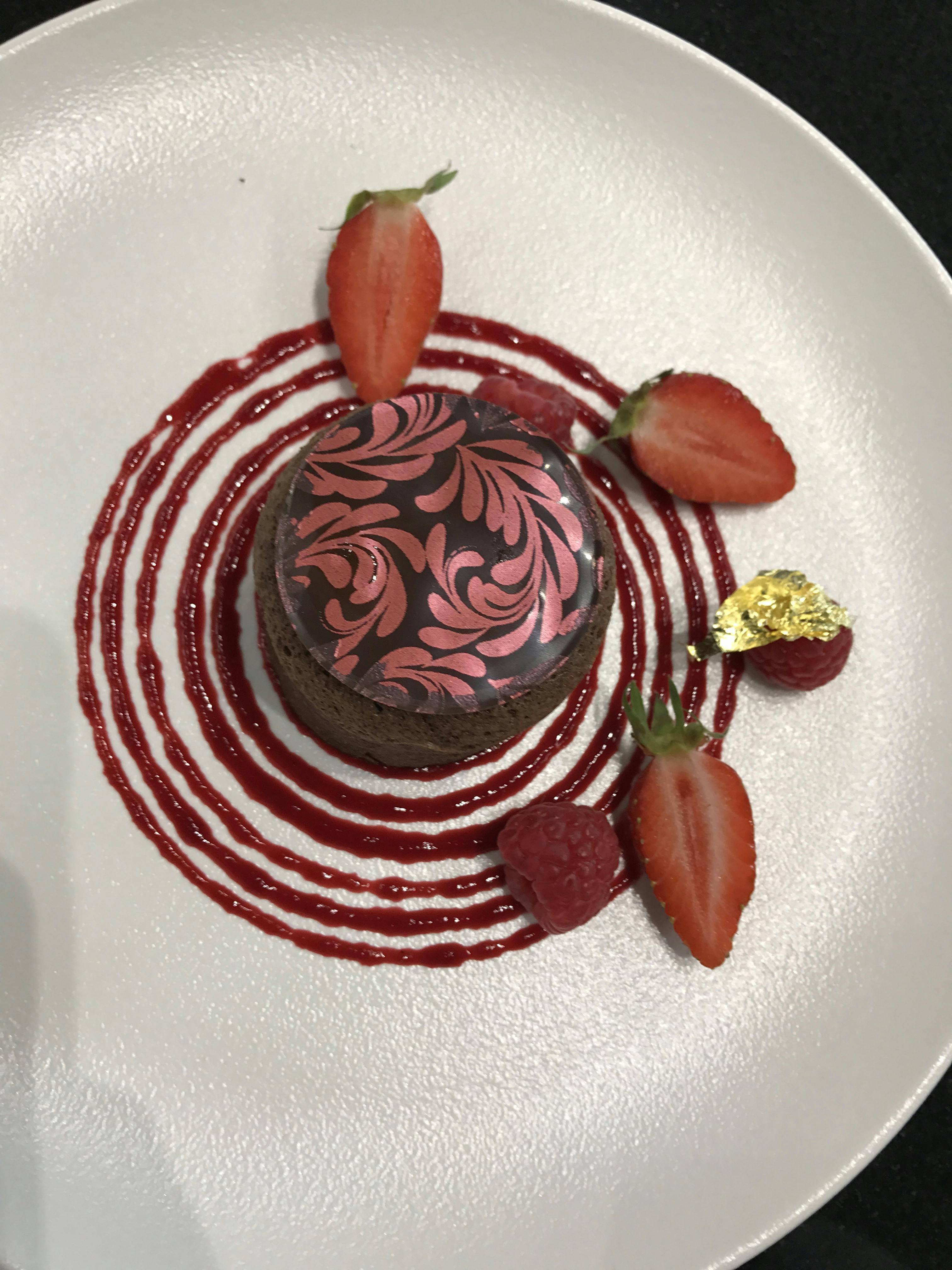Mi-cuits; en dekorativ, lille chokoladekage med et flydende center af vaniljesauce.