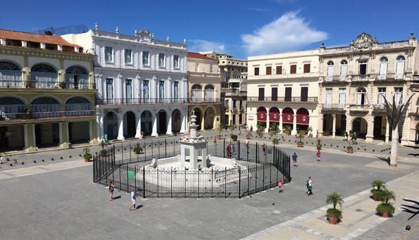 Stemningsfulde Plaza Vieja med historiske bygninger.