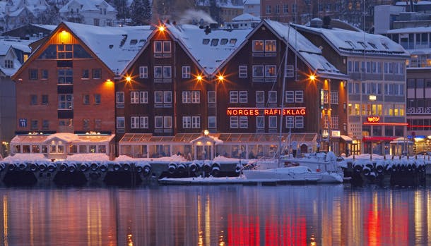 Flere af Tromsøs restauranter ligger med direkte udsigt til havnen.