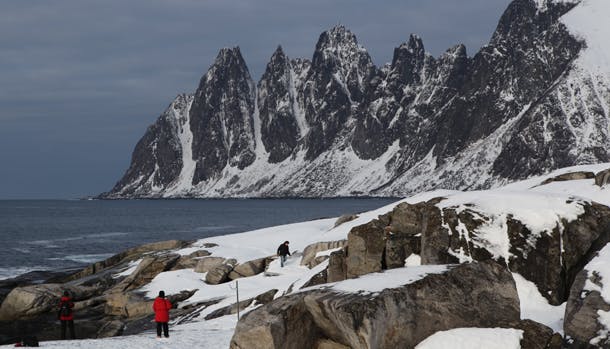 Posthuset Senja Expedition Lodge ligger på den nationale turistvej på øen Senja og har den spektakulære natur lige uden for døren.