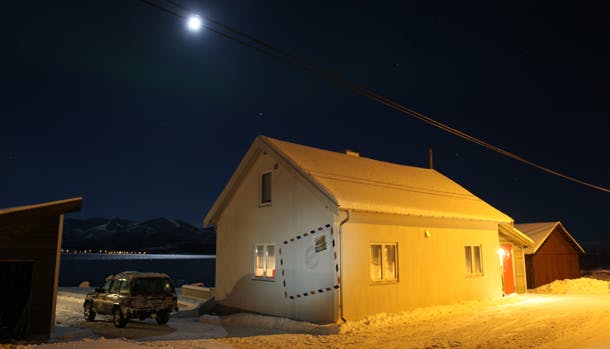Fra 21. november til 21. januar hersker polarnatten over Posthuset Senja Expedition Lodge