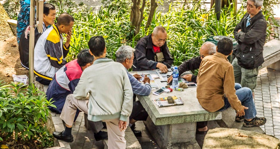 https://imgix.femina.dk/rejse-macau-3-pensioner-spiller-mahjong.jpg