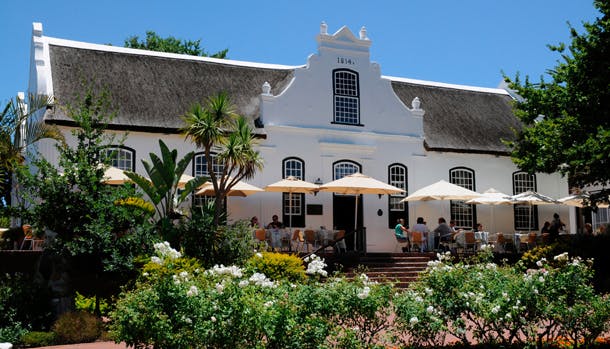 Mange huse er opført i den charmerende Cape Dutch-stil med hvidkalkede mure og takkede gavle