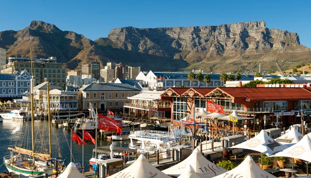 Waterfront i Cape Town er værd at besøge på din rejse til Sydafrika. Det hyggelige havneområde har 450 butikker og et væld af restauranter.