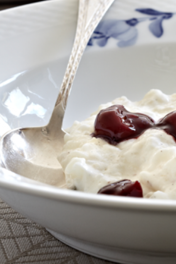 Dejlig opskrift på klassisk risalamande med sød kirsebærsauce på toppen