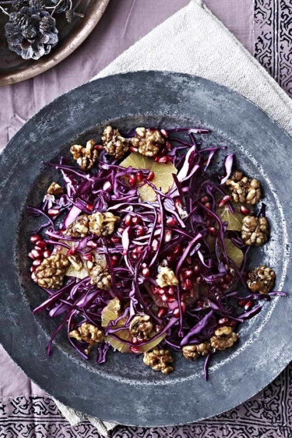 Denne opskrift på sprød og frisk rødkålssalat med appelsin, karamelliserede valnødder og granatæble er perfekt til jul