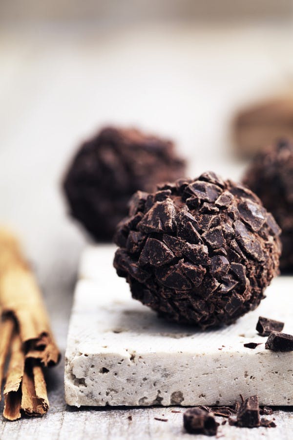 Opskrift på romkugler til juletiden med kanel