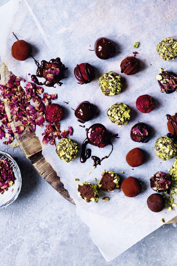 Opskrift på sunde romkugler med dadler, kokosolie og mandelmel