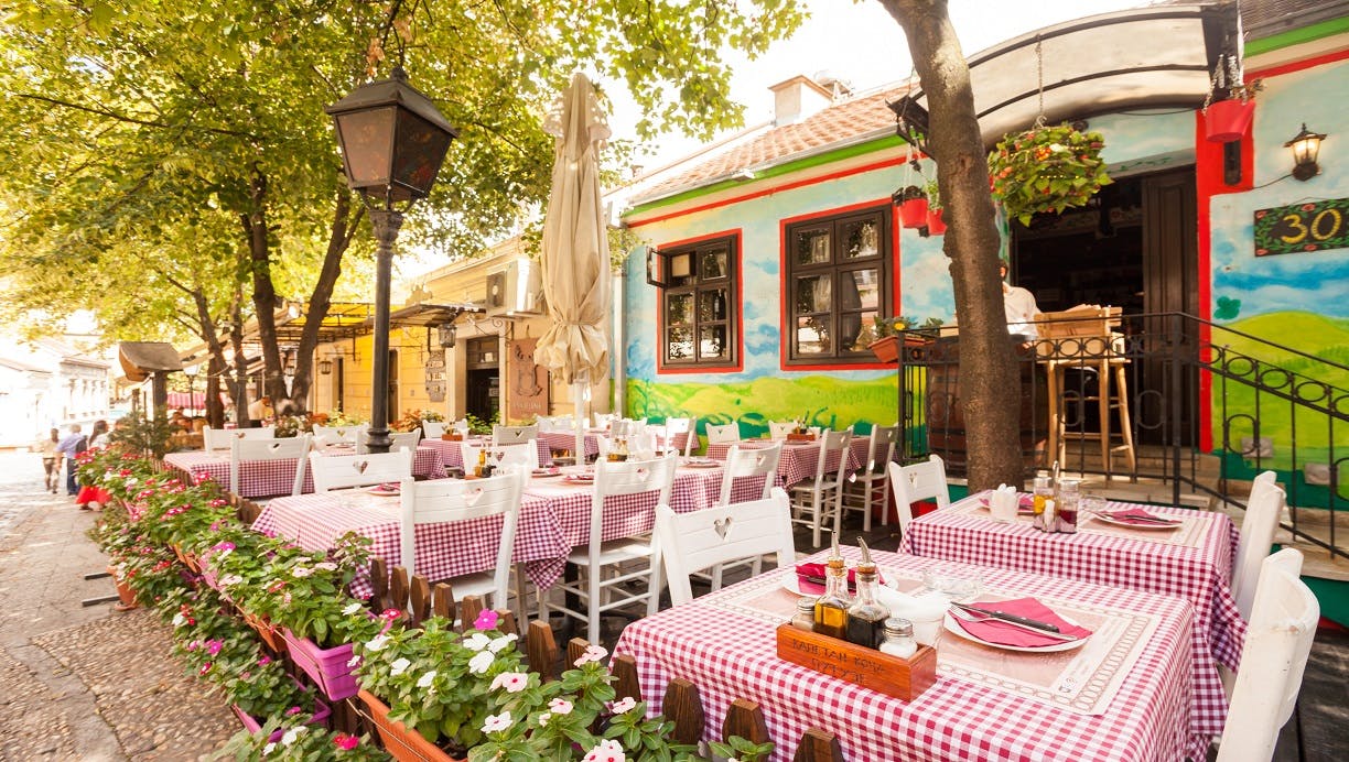 Spis godt i Beograd: På markederne og caféerne i området ved floden møder du især en intens stemning og en livlig men samtidigt melankolsk musik.