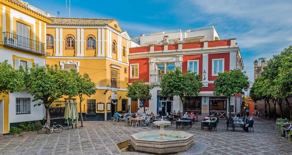 https://imgix.femina.dk/sevilla7-barrio_santa_cruz.jpg