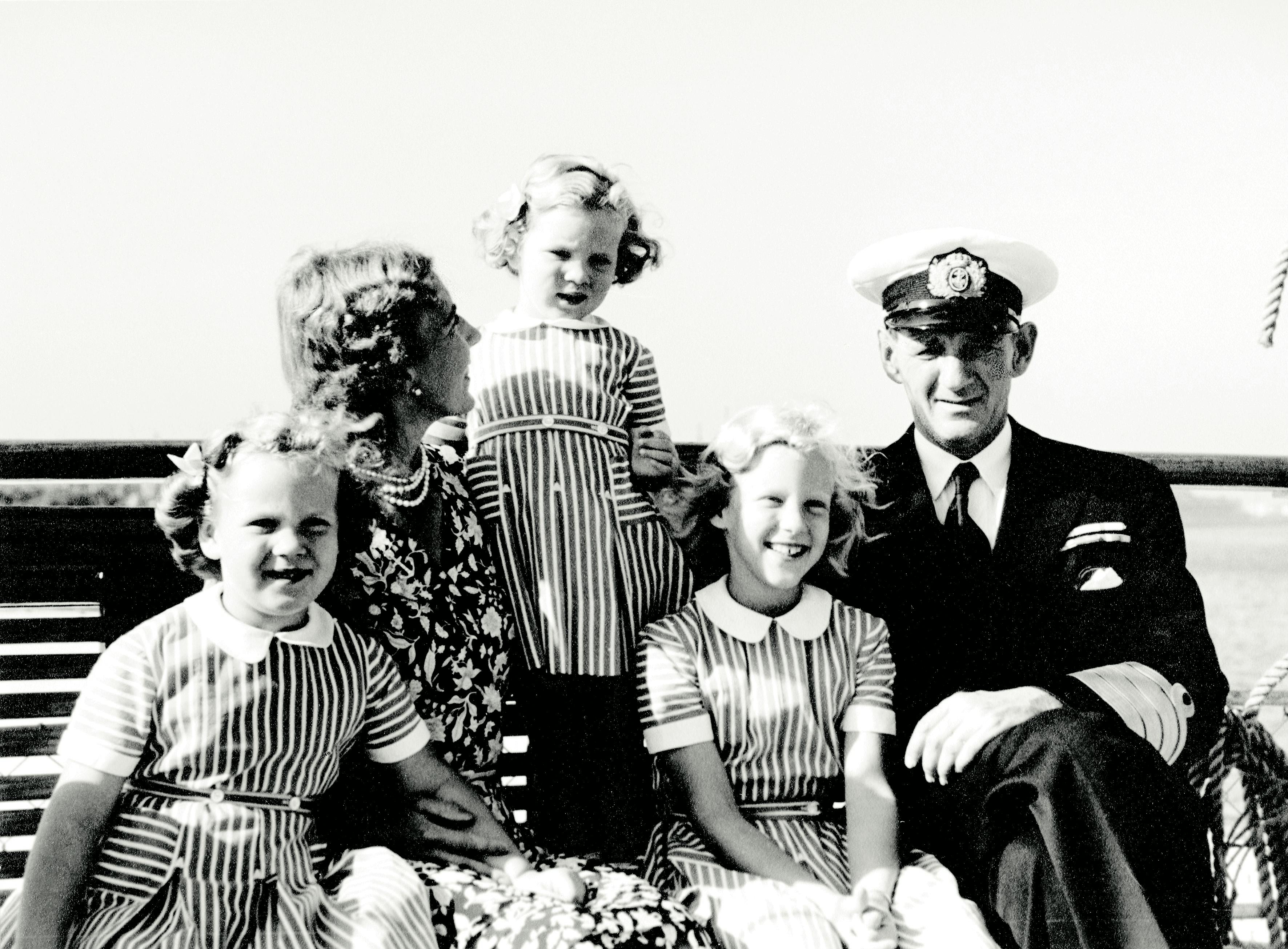 Hele familien: Ingrid, Frederik IX, Margrethe, Benedikte og Anne-Marie
