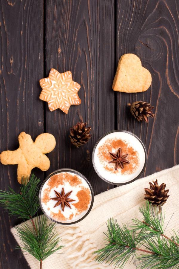 Man kan dekorere sin eggnog med det, man vil, eksempelvis stjerneanis og kanel