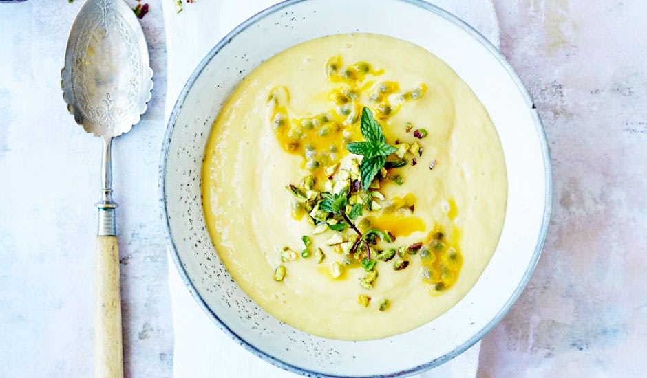 https://imgix.femina.dk/smoothiebowl-ananas-mangomiks-med-noedder.jpg