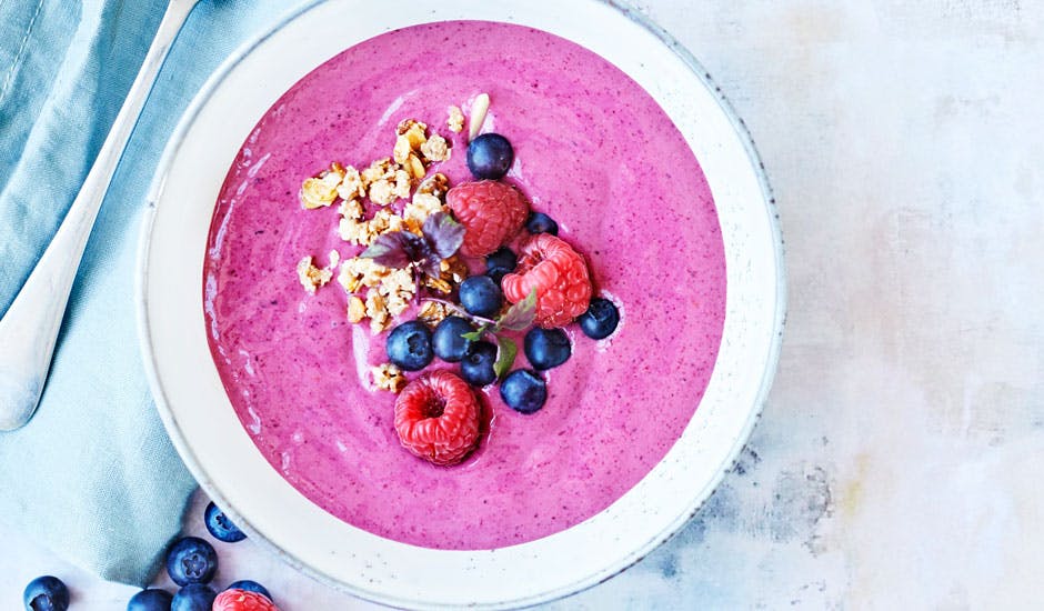 https://imgix.femina.dk/smoothiebowl-hindbaer-blaabaer-musli-skaal-.jpg