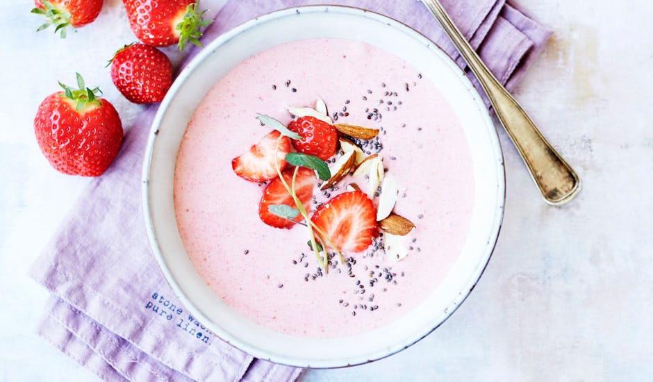 https://imgix.femina.dk/smoothiebowl-jordbaer-banan-skaal_0.jpg