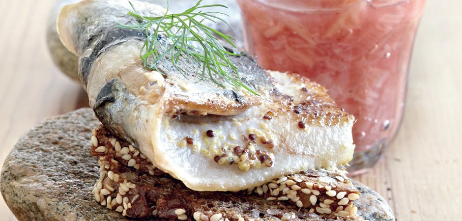 https://imgix.femina.dk/stegte-sild-med-rabarberkompot.jpg