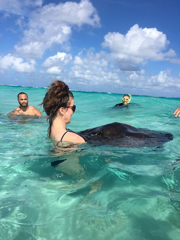 En anden stor maritim attraktion er kæmperokkerne, der dukker op hver dag på en lavvandet sandbanke ud for Grand Caymans nordlige spids. Feminas udsendte sprang i vandet for at hilse på Penelope.