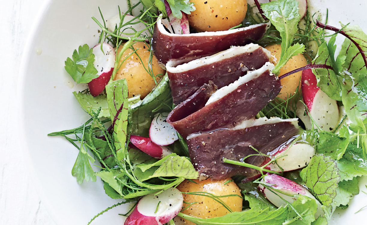 Salat med melon, røget kød og radiser