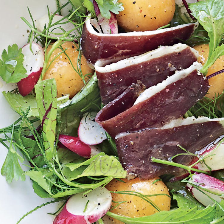 Salat med melon, røget kød og radiser