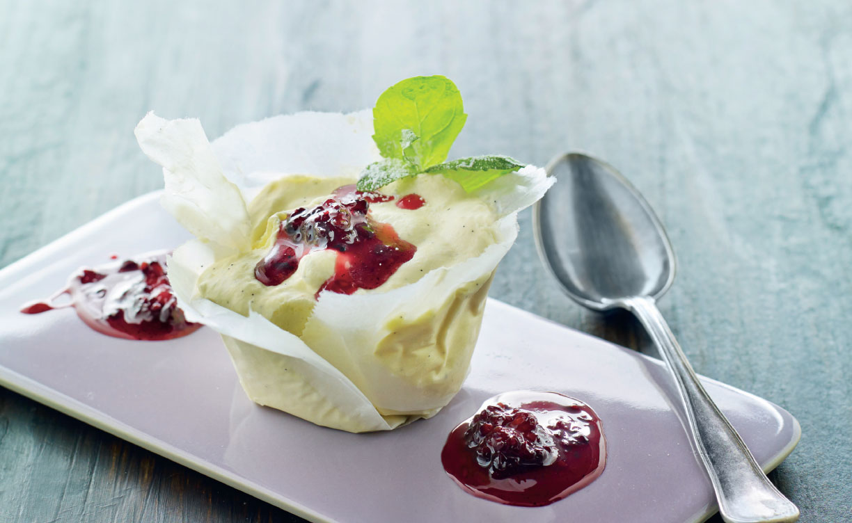 Hvid chokoladeparfait med brombær