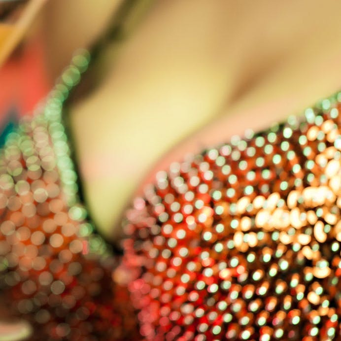 Erotisk novelle: Du er ikke sikker på, hvad det er, hun beder dig om, men du gør, hvad hun siger.