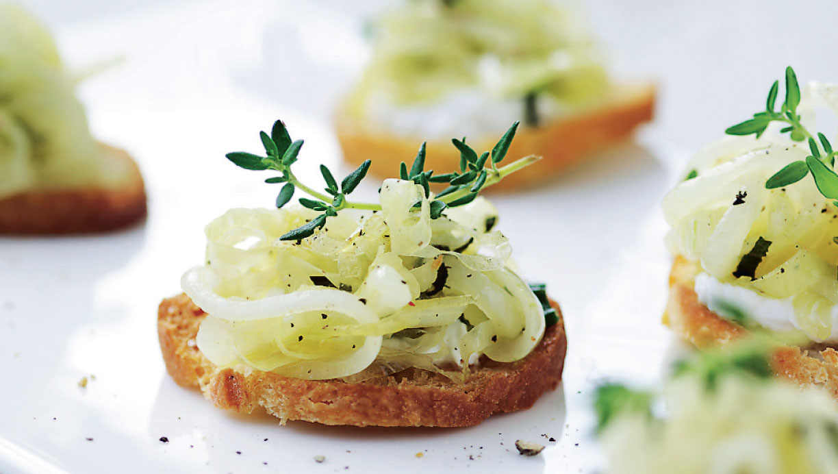 Små toast med bløde løg