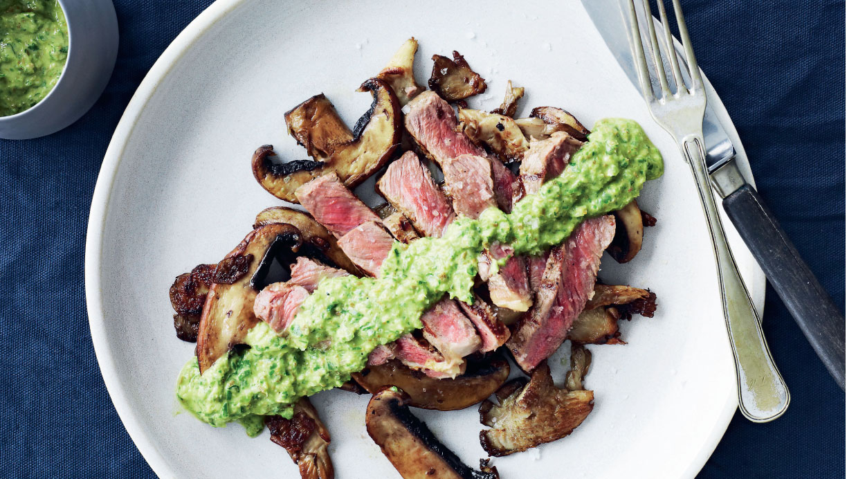 Grillet bøf og svampe med krydderurtesalsa 