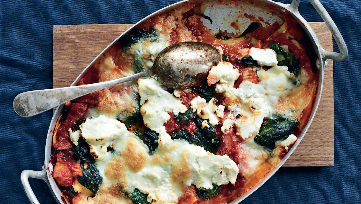 Lasagne med spinat, ricotta og svin i tomatsauce