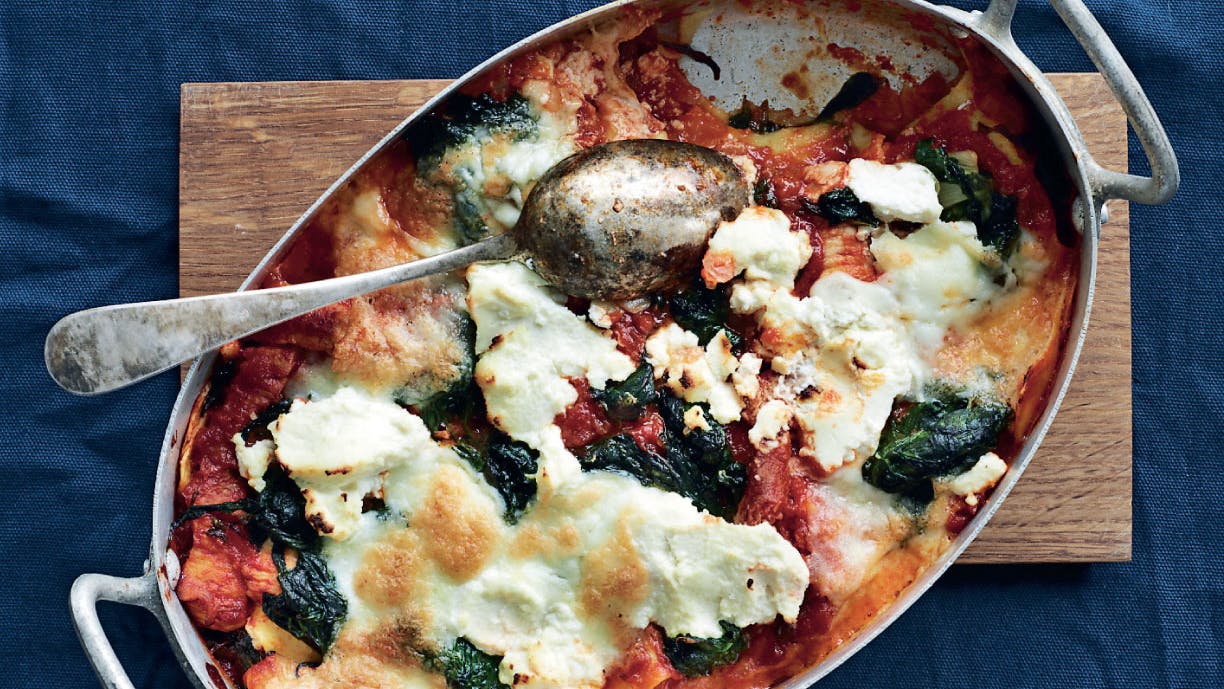 Lasagne med spinat, ricotta og svin i tomatsauce