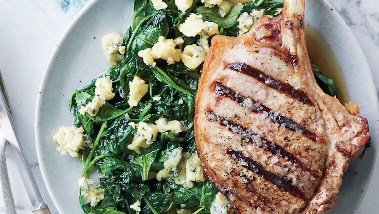 Svinekoteletter med varm spinatsalat
