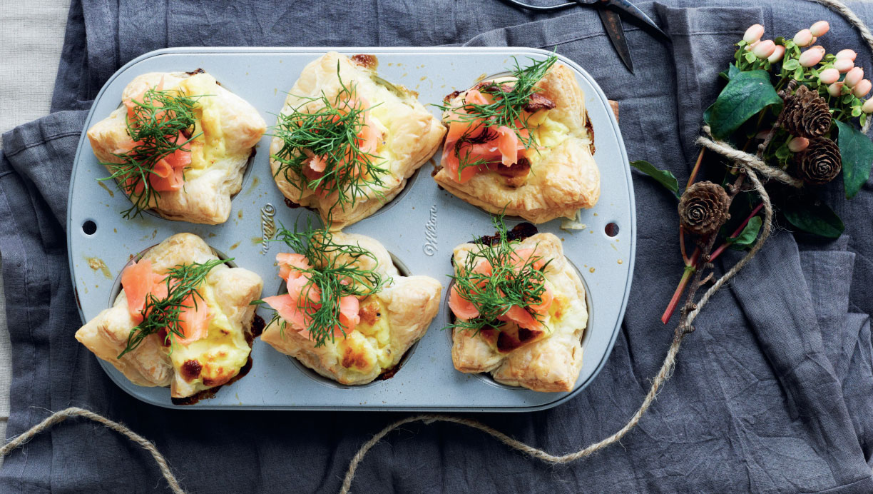 Julebrunch: Butterdejstærter med gedeost og laks