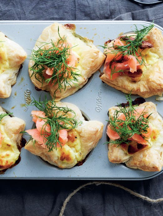 Julebrunch: Butterdejstærter med gedeost og laks