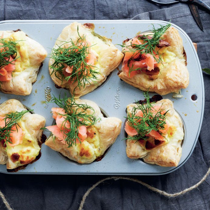 Julebrunch: Butterdejstærter med gedeost og laks