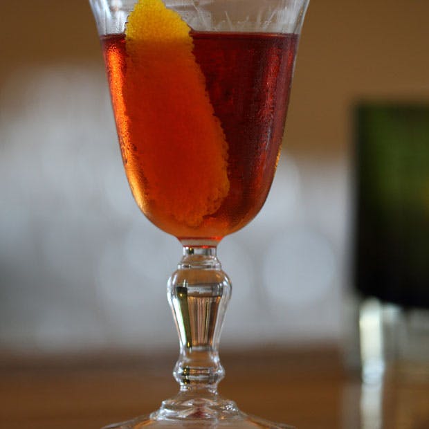 Nem boulevardier med whiskey, vermouth og aperol