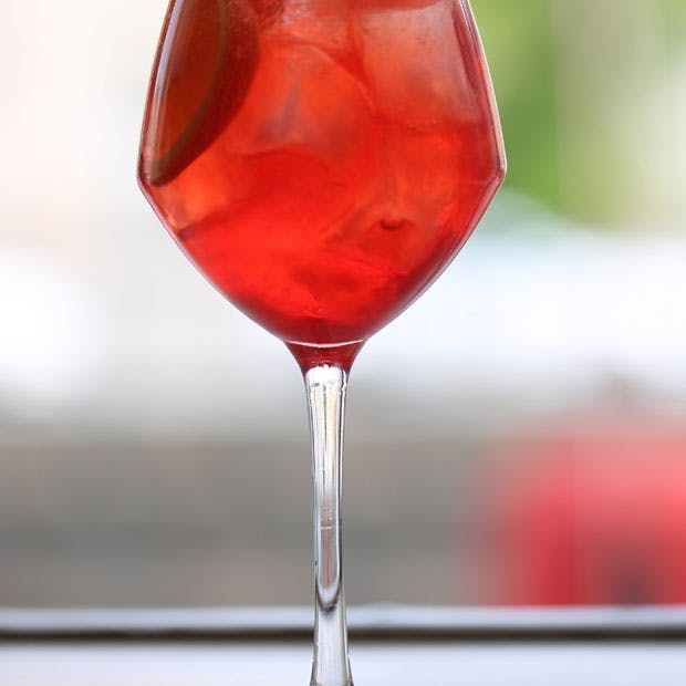 Klassisk Campari Spritz med appelsinskive og isterninger